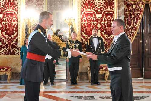 PRESENTA QUIRINO ORDAZ CREDENCIALES A FELIPE VI. El monarca recibió ayer en el Palacio Real de Madrid al nuevo embajador de México, acto con el cual asume todas las facultades diplomáticas.