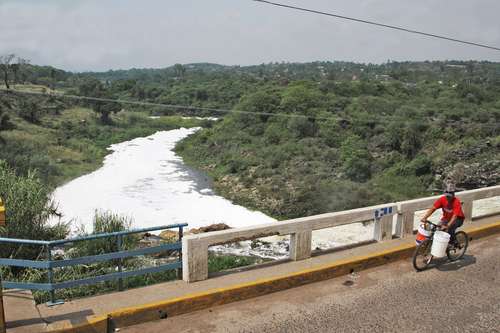 Habitantes del municipio de El Salto, Jalisco, en la zona limítrofe con Juanacatlán, y donde se localiza el río Santiago, tienen que soportar los olores fétidos provocados por la contaminación de este vaso lacustre.