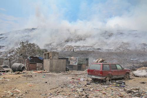 Bomberos de Chimalhuacán, estado de México, han controlado en un 50 por ciento el incendio en el tiradero municipal el cual abarca seis hectáreas; luego de diez días continuos de conflagración la nube tóxica se extendió más de 15 kilómetros lo que afectó a las localidades de Chicoloapan, La Paz, Texcoco y Ecatepec.