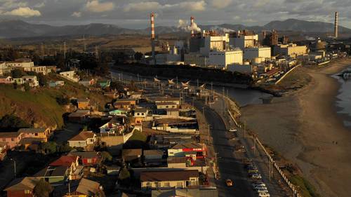 Al menos 75 personas, entre ellos una cincuentena de escolares, se intoxicaron debido a los altos niveles de contaminación provocados por la industria pesada en las localidades chilenas de Quintero y Puchuncaví (en la imagen), consideradas “zonas de sacrificio ambiental”, informaron ayer autoridades. Ambas localidades albergan empresas mineras, petroleras, cementeras, gasíferas y químicas. El lunes “tuvimos un pico de dióxido de azufre que superó cinco veces la norma. Ambos municipios han tolerado esta situación por décadas”, denunció Rubén Gutiérrez, alcalde de Quintero. La delegada presidencial de Valparaíso, Sofía González, decretó la emergencia ambiental en el área, donde se suspendieron las clases, se prohibió toda actividad física y las fuentes de calefacción, en un otoño austral de bajísimas temperaturas.