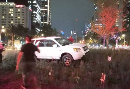 Un automovilista invadió la glorieta del Paseo de la Reforma donde el domingo pasado fue plantado el ahuehuete que sustituyó a la palma canaria. La camioneta quedó atorada dentro de la rotonda, sin causar daño al árbol.