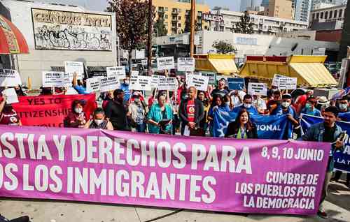  Con una manifestación se inició ayer en Los Ángeles la Cumbre de los Pueblos por la Democracia. Foto MidiaNinja