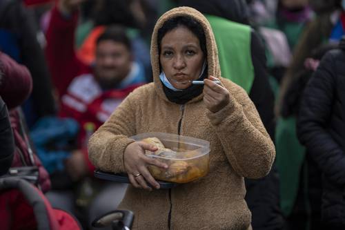 Organizaciones sociales protestan frente a la sede del hotel Sheraton de la ciudad de Buenos Aires por el encuentro que realiza la Asociación Empresarial Argentina. Uno de los principales reclamos de los inconformes es que “bajen los precios de la comida”. El país enfrenta una crisis energética y la falta de inversión extranjera para proyectos de infraestructura.