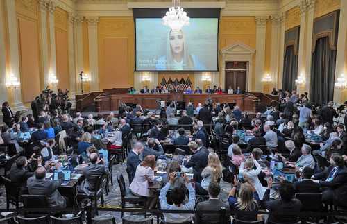 El éxito de la investigación se podrá medir “si somos capaces de preservar la democracia estadunidense”, afirma Jamie Raskin, integrante del comité que investiga los hechos. En la pantalla se presenta testimonio de Ivanka Trump.