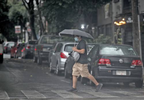 La Secretaría de Gestión Integral de Riesgos y Protección Civil activó la alerta amarilla ayer para 10 alcaldías debido a las fuertes lluvias acompañadas de actividad eléctrica, principalmente en el norte, centro y poniente de la capital, que ocasionaron encharcamientos y caídas de árboles en Venustiano Carranza y Miguel Hidalgo.