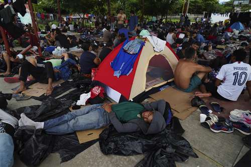 En Masatepec, Chiapas, un grupo de centroamericanos que intenta llegar a Estados Unidos hizo un alto ayer en espera de su estatus legal.