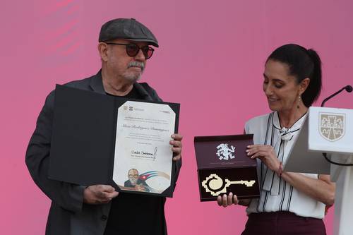 El compositor de El necio y Ojalá fue distinguido por la gobernante en el Zócalo con el reconocimiento tras medio siglo de aporte a la cultura de la capital.