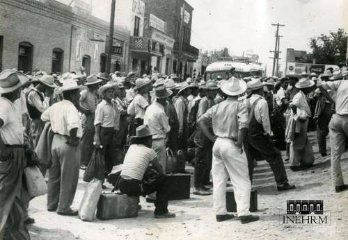  Aspirantes a braceros en una fotografía de la fototeca del Inehrm. Foto 