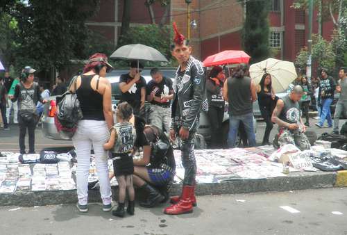 La cultura y parafernalia punketa presente desde los años ochenta en el Tianguis del Chopo.