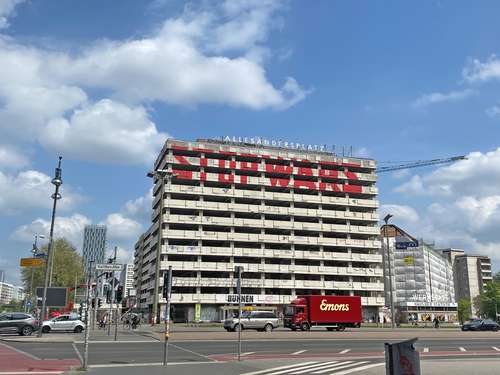 Edificio en Berlín, ciudad que sabe de conflictos armados, alberga a un colectivo de artistas con la inscripción en inglés Stop War, alto a la guerra.