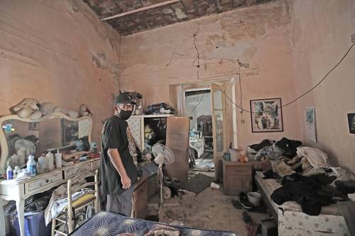 Un habitante del inmueble ubicado en Belisario Domínguez número 39, en la colonia Centro, alcaldía Cuauhtémoc, muestra las condiciones en que se encuentra su vivienda.