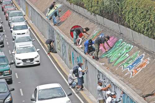La organización OKUPA realizó su octava protesta del año en el Viaducto Miguel Alemán. Exigieron a las autoridades frenar la represión de que son objeto por grafitear.