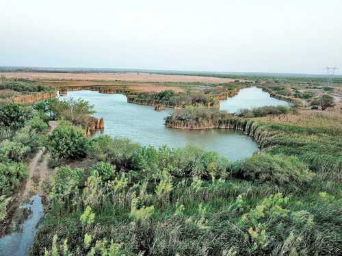 Fuerza Civil de Nuevo León y Servicio de Agua y Drenaje de Monterrey clausuraron el domingo una represa que se abastecía ilegalmente de agua a través de un ducto de la presa El Cuchillo, en el municipio Los Ramones.