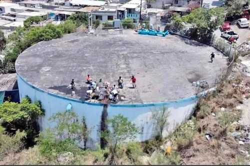 Momento en que vecinos de la colonia Sierra Ventana saquean el agua de un tanque de los Servicios de Agua y Drenaje de Mon-terrey.