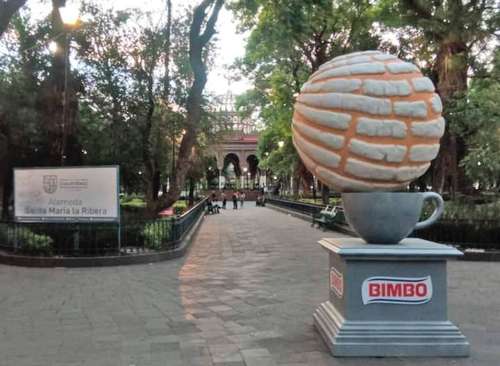 Ante la molestia de vecinos de la alcaldía Cuauhtémoc y a petición del Instituto Nacional de Antropología e Historia, la escultura fue retirada ayer.
