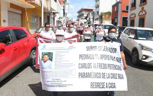 Amigos y familiares del paramédico de la Cruz Roja Carlos Alfredo Potenciano marcharon ayer rumbo al palacio de gobierno de Villahermosa, Tabasco, para exigir la presentación con vida del socorrista, quien fue visto por última vez el jueves anterior.