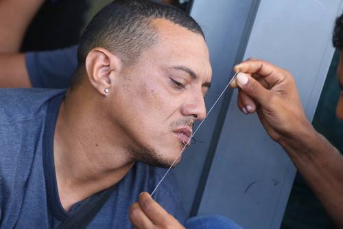 Al menos tres venezolanos se cosieron los labios en protesta porque no los dejan trasladarse a la frontera con Estados Unidos.