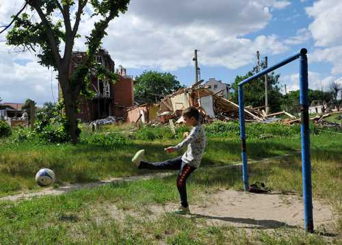 Un niño ucranio juega cerca de su casa, devastada por los bombardeos en el centro de Makariv, en Kiev. El ejército ruso afirmó ayer que en la localidad de Zolochiv, región de Leópolis, destruyó un depósito de armas que la OTAN proporcionó a Ucrania.