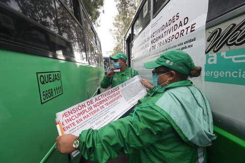  Empleados del Gobierno capitalino colocaron sellos a los vehículos que no cumplían con los requisitos para brindar el servicio