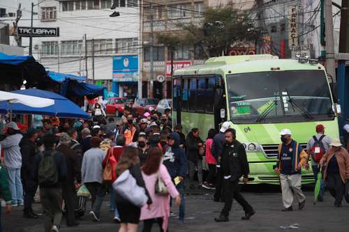  En varias terminales los usuarios se desesperaron ante la falta de transporte, ya que muchos conductores no salieron para evitar los castigos. Foto Alfredo Domínguez