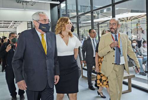 Enrique Graue, rector de la UNAM; Marina del Pilar Ávila, gobernadora de Baja California, y Pedro Salazar, director del Instituto de Investigaciones Jurídicas, recorren las nuevas instalaciones de la Estación Noroeste de Investigación y Docencia Héctor Felipe Fix Fierro, en Tijuana.