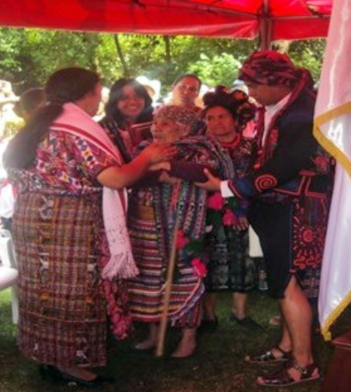 Reconocimiento a la abuela maestra Gertrudis Yool en 2012, 1er Encuentro Nacional del Movimiento Nim Alaxik.  Magdalena Cholotío
