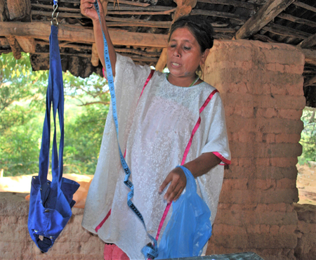 Partera indígena amuzga con báscula y cinta métrica para pesar y medir la talla del recién nacido. Comunidad Arroyo Gente, Xochistlahuaca, Gro.  José Antonio Tascón