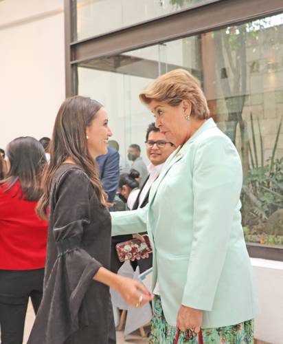La mexicana Alice Galván López (izquierda), quien constituyó la Fundación Patria Unida –presentada la noche del jueves–, asistió el año pasado a un curso impartido en Europa por la formación de ultraderecha Vox. En la imagen, con la panista Cecilia Romero.