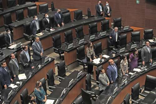 La propuesta legislativa fue presentada ante la Comisión Permanente, la cual aparece en imagen del 8 del mes en curso en sesión solemne.