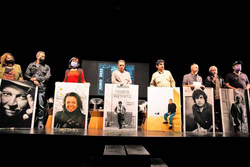 La redición del proyecto se convirtió en homenaje a fotógrafos fallecidos, ante cuyos retratos se colocaron claveles rojos.