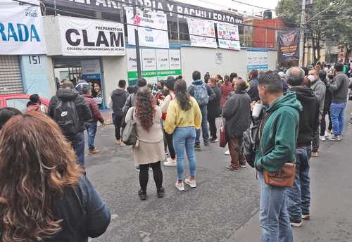 Familiares acompañaron a los jóvenes a la prueba. La imagen, en una sede de la alcaldía Cuauhtémoc.