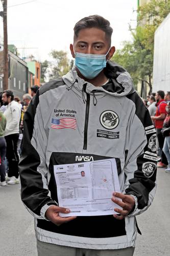 A LA BÚSQUEDA DE UN LUGAR EN LA UNAM O EL IPN. Un aspirante a ingresar en el bachillerato muestra su boleta de inscripción, a la salida de una de las sedes en la CDMX, del examen del Concurso de Asignación 2022 de la Comisión Metropolitana de Instituciones Públicas de Educación Media Superior (Comipems), que tuvo lugar este fin de semana y que continuará el próximo sábadoy domingo.