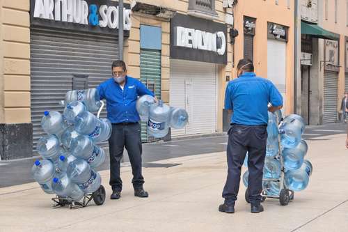 En 2020 sólo cinco naciones de la región aumentaron las remuneraciones a los trabajadores con menor sueldo. En la imagen, empleados en la Ciudad de México.