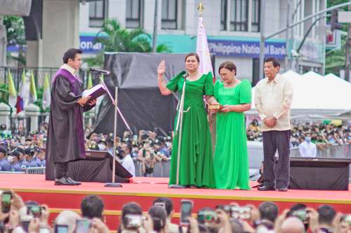 Ante un juez de la Suprema Corte y con su madre al lado sosteniendo una Biblia, Sara Duterte, hija del mandatario saliente de Filipinas, Rodrigo Duterte, rindió ayer juramento como vicepresidenta, en medio de denuncias de violaciones a los derechos humanos durante la administración de su padre. La ceremonia se llevó a cabo en Davao, su ciudad natal, de la cual era alcaldesa. El presidente electo, Ferdinand Marcos hijo, asumirá el cargo el próximo día 30, como estipula la Constitución.