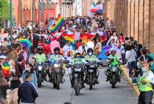 Alrededor de 20 mil integrantes de la comunidad LGBT desfilaron en Morelia, Michoacán, de la Plaza Morelos al palacio de gobierno, en protesta por el reciente asesinato de uno de sus miembros, por su condición de género, en el municipio de Jacona.