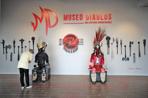  En la entrada al Museo Diablos dos guerreros de Sabino Guisú reciben a los visitantes. Foto José Antonio López