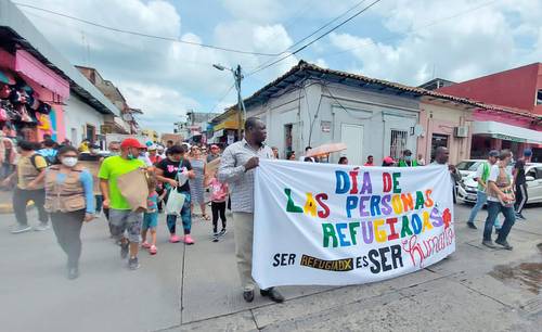 PROTESTAN INDOCUMENTADOS POR RECHAZO SOCIAL. Unos cien migrantes, acompañados por organizaciones defensoras de derechos, demandaron ayer en Tapachula acceso a la condición de refugiados.