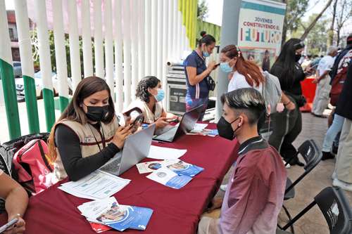 El Programa Jóvenes Construyendo el Futuro ya tiene 2.3 millones de beneficiarios en el país. En la imagen, un módulo de registro en la CDMX.