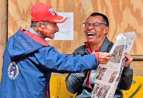 Regocijo de colombianos al leer la noticia, ayer, del contundente triunfo del progresista Gustavo Petro en la elección presidencial.