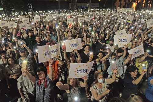 Decenas de miles de personas se manifestaron ayer en Tiflis, capital de Georgia, para exigir la adhesión de su país a la Unión Europea (UE). Se congregaron frente al Parlamento, días después de que la Comisión Europea recomendó esperar, antes de aceptar la candidatura de la ex república soviética. “Negar a Georgia el estatus de aspirante significará que nos dejan en la esfera de influencia rusa”, aseveró la bióloga Lili Nemsadze. “La libertad, la paz, el desarrollo económico sostenible, la protección de los derechos humanos y la justicia son valores que nos unen y que quedarían garantizados con una incorporación al bloque”, declararon los organizadores.