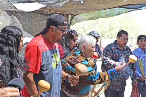 Ceremonia para bendecir el inicio de los trabajos para la creación del Plan de justicia yumano, celebrada el 28 de mayo pasado en el ejido Kiliwas, municipio de Ensenada, Baja California.