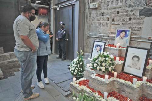 Familiares de los jóvenes que fallecieron en la estampida de ese lugar en la colonia Nueva Atzacoalco, montaron una ofrenda para recordarlos.