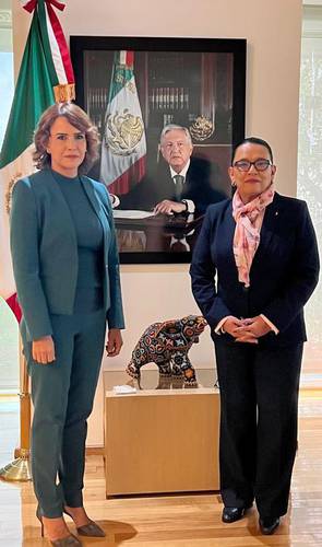 RELEVO EN SEGURIDAD. Clara Luz Flores Carrales (izquierda) fue designada titular del Secretariado Ejecutivo del Sistema Nacional de Seguridad Pública. En la imagen, con la secretaria de Seguridad y Protección Ciudadana, Rosa Icela Rodríguez.