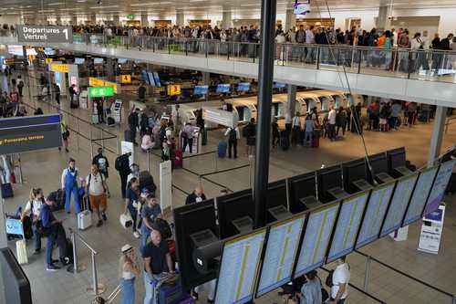 Tras dos años y medio de covid-19, las compañías aéreas esperan reducir sus pérdidas este año y volver a la rentabilidad en 2023, gracias a la fuerte recuperación de la demanda de pasajeros. El sector prevé la pérdida de 9 mil 700 millones de dólares este año. No obstante la cifra supone una “enorme mejora” respecto de los 137 mil 700 millones del quebranto en 2020 y los 42 mil 100 millones de dólares de 2021, dijo la Asociación Internacional de Transporte Aéreo (IATA), que representa a la gran mayoría de las aerolíneas del mundo y que celebra su asamblea general anual en Doha. La IATA estima que el tráfico de pasajeros volverá en 2024 a los niveles anteriores a la crisis. Largas filas para registrarse y abordar vuelos en el aeropuerto Schiphol de Ámsterdam.