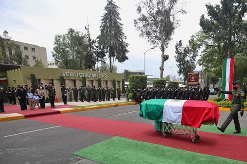 ADIÓS A UN GENERAL EN VELATORIO DE LA SEDENA. Una valla de cadetes recibió ayer en Lomas de Sotelo el cuerpo de Clemente Ricardo Vega García, donde le rindieron homenaje e interpretaron los toques de silencio y fúnebre, en presencia de su viuda, hija y nietos.