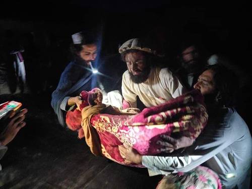 Auxilio a heridos en la provincia afgana de Paktika, donde expertos ubicaron el epicentro del temblor.