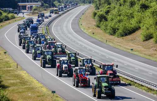 Miles de agricultores usaron sus tractores ayer para bloquear el tránsito en carreteras del centro de Holanda, en rechazo al plan del gobierno de reducir las emisiones de óxido de nitrógeno y amoniaco. Los inconformes sostienen que la medida amenaza sus fuentes de sustento. Se impusieron reducciones de 70 por ciento para emisiones en lugares cercanos a reservas naturales y de 95 por ciento en otras localidades.