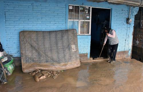 Decenas de familias del municipio de Acultzingo, Veracruz, perdieron sus pertenencias por inundaciones que alcanzaron 70 centímetros de altura, debido al desbordamiento del río Capulines, a causa de las lluvias que cayeron la madrugada de ayer.