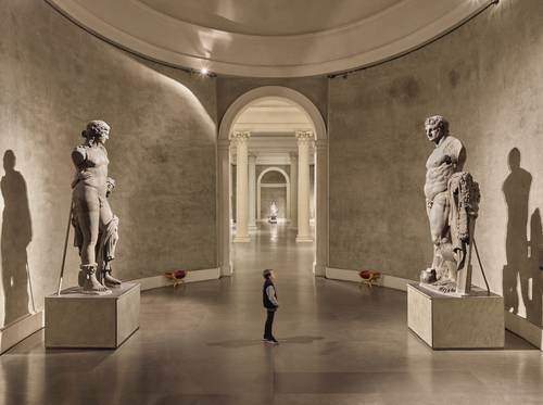  La muestra Los Farnese, arquitectura, arte, poder se presenta en el Complejo Monumental de la Pilotta, en Parma, Italia. La ambiciosa exposición reúne 300 obras, adquiridas por la influyente familia Farnese, que datan del siglo XVI y hasta la extinción de la estirpe en 1731. La exhibición permanecerá hasta el 31 de julio. En la imagen, vista de la sala oval con los dos colosos romanos Foto © Giovanni Hänninen y Musée des Amériques-Auch