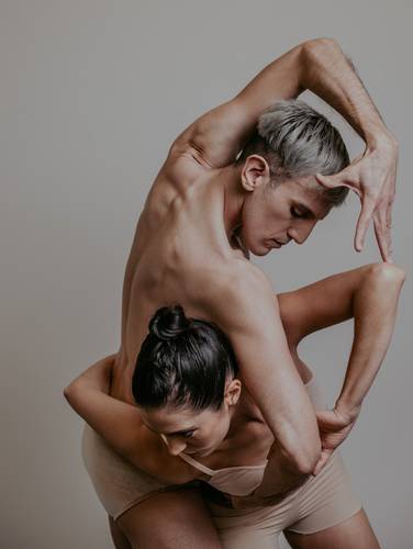 El bailarín y coreógrafo Francisco Rojas estrenará este 24 de junio en el foro Un Teatro la obra El azul del cielo. En imagen se observa parte de la coreografía.